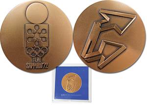 Teilnehmermedaille 1972  | Teilnehmermedaille Olympische Winterspiele 1972 Sapporo. Entwurf von Shigeo Fukuda. Bronze, 6 cm. In original Box. - Bild 3