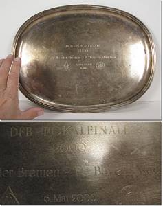  - German Cup Final 2000 Bayern Munich Silver plate: Large silver tray with engraving "DFB-Pokalfinale 2000 Werder Bremen - FC Bayern München 6.Mai 2000 Berlin" (0:3) with the two club coats of arms engraved. Gift from Werder Bremen on the occasion of the DFB Cup Final to a very senior DFB official. Silver (hallmarked, 925, Wilkens; 880 Gramm), 38.5x29.5 cm. Silver value is €1500. Slightly tarnished! Comes directly from the collection of highly German FA Official. Condition: A - Bild 2