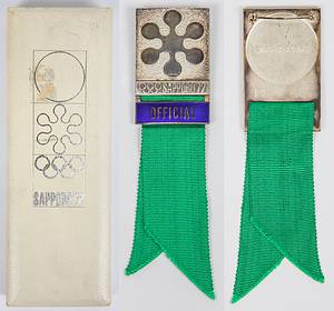 Olympic Games Sapporo 1972 Participation badge - Official participation medal from the Olympic Winter Games in Sapporo 1972. Silver plated bronze, violet enemalled inscription. Green silk ribbon. 14 x 3.8 cm. Was presented to ski alpine officials. Slightly tarnished. With original Box. Box slightly stained Condition: A- - Bild 5