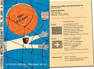 World Cup 1954. Programme England v Suisse - Official programme group 4 England v Suisse. Original, size 21x15cm, 32 pages with photos. Handwritten notes on rear of jacket, handwritten results on pages showing the line-ups. Condition: C - Bild 2