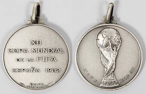 FIFA World Cup 1982 Winner Medal Poland - Official winner's medal for the Polish national football team for third place at the 1982 FIFA World Cup in Spain, inscribed "XII Copa Mundial de la FIFA Espana 1982." Silver (hallmarked, 925 weight: 21.45 Gramm), manufactured by Bertoni, 3.5 cm. --25 medals were awarded to Poland! "The winning team in the Final shall receive 25 gold medals, the team losing the Final shall receive 25 silber gilt medals and the team qualifying for third place 25 medals and the team qualifying for fourth place in the Competition, 25 bronze medals" (FIFA Regulations World Cup 1982, page 5) Condition: A - Bild 4