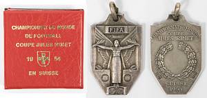 World Cup 1954. Winner Medal (Runners Up Medal) - Official winner's medal of the Austrian team for third place at the 5th FIFA World Cup in Switzerland in 1954. "Championat du Monde Coupe Jules Rimet Suisse 1954" silver, stamped (925 silver, 14.35 g). Manufacturer: "PEKA", 3.6 x 2.3 cm. Includes a box in the style of the original packaging from 1954. --From a player on the Austrian team. The Austrian team won the third-place match against Uruguay 3-1. Only 13 medals were issued to the Austrian team. The world champions received a gold medal (750 gold), and second-place Hungary received a gold-plated silver medal (FIFA Regulations 1954 Art. 1, Paragraph 4) (925 silver - however, the gold plating on the Hungarian medals was usually very badly rubbed off by cleaning the medal, as the gold plating was very thin and the silver caused more severe discoloration on the medals). An absolute rarity!! Extremely fine (EF). --slightly tarnished. Condition: A - Bild 5
