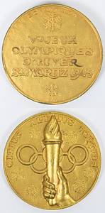  - Olympic Winter Games 1948 Gold Winner medal: Winner's medal for first place at the 1948 St. Moritz Winter Olympics. "Vmy Olympic Winter Games St. Moritz 1948." Gold-plated silver (hallmarked, 925 silver, weight: 100 grams). Manufacturer: Huguenin, 6 cm. Engraved with ""Echantillon" (Sample). --This is Sample from the Huguenin company, presented to the IOC/OC for testing in 1947/48. After the IOC/OC approved this Sample, the medal minting began. This Sample coin is identical to the winner's medals down to the smallest detail and weight. It has similar pieces for the silver and bronze medals, engraved with "Echantillon." There is some minor gold wear along the edges. 41 gold medals were issued! Condition: A- - Bild 4