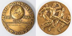Teilnehmermedaille WM1934  | Offizielle Teilnehmermedaille für die Fußball-Weltmeisterschaft 1934 in Italien für Spieler, Schiedsrichter und Offizielle mit der Aufschrift "Campionato Mondiale di Calcio. FIFA FIGC Italia Maggio - Givgno 1934 XIIe" mit Namensgravur "Pecchiura Antonio". Designer "D.Manetti". Bronze, 5 cm.s. - Bild 4