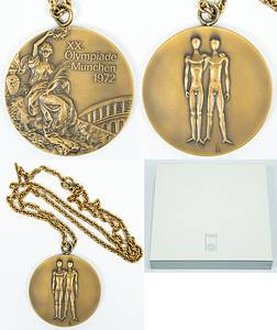 Siegermedaille 1972  | Bronze-Siegermedaille XX.Olympiade München 1972. (Entwurf von G.Cassioli und G.Marcks). Bronze, 6,6 cm mit original Kette. In Originaletui  (17x17x2,8 cm) aus Kunststoff mit aufgedrucktem Olympischen Logo. - Bild 5