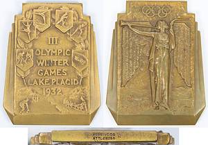 Teilnehmermedaille 1932  | Offizielle Teilnehmermedaille für die Olympischen Winterspiele 1932 in Lake Placid mit der Aufschrift "III Olympic Winter Games Lake Placid 1932", Bronze, mit Hersteller-Randpunze "Robbins & Co, Attleboro", 6x4,8 cm. - Bild 2