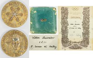 Siegermedaille 1956  | Erste Teilnahme der UdSSR an Olympischen Winterspielen und erste Goldmedaille für die Eishockeymannschaft der UdSSR bei Olympischen Spielen. Goldmedaille von den Olympischen Winterspielen 1956 in Cortina d´Ampezzo für die UdSSR im Eishockey für den Spieler Viktor Schuvalov (1923-2021). Silber (gepunzt 800er), vergoldet, 6 cm. Im original grünem Lederetui mit aufgesetzten farbig emaillierten Olympischen Ringen. Dabei: Siegerdiplom "VII Giochi Olimpica Invernali Cortina 1956. DIPLOMA Viktor Schuvalov URSS. 1st torneo di Hockey". Mit original Signatur des IOC  Präsidenten Every Brandage. 48 x 38 cm. - Bild 7