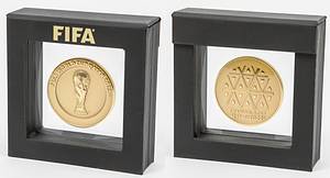  - „FIFA World Cup Quatar 2022“. Official participation medal for the Football World Championship. Bronze, gilded, size 5 cm. In original case with inscription "FIFA". Very rare, very beautiful! --Was awarded to the players, coaches and officials of the World Cup 2022. Condition: A - Bild 6