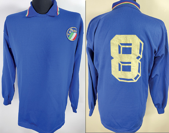  - Original match-worn Italy player jersey with the number 8. Worn by Carlo Ancelotti in the Olympic qualifying match between East Germany and Italy on March 25, 1987, in Magdeburg. Swap jersey of East German national player Christian Backs. AAA status. Long-sleeved jersey; size L; federation emblem sewn on; player number flocked on; 55% polyester, 45% cotton; Made in Italy. Condition: A-