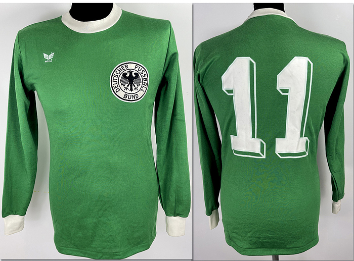 DFB - Trikot 1977  | Original match worn DFB Spielertrikot mit der Nummer 11 von Georg Volkert .Getragen während der Südamerikareise 1977. Trikot stammt aus der Sammlung eines ehemaligen DFB-Mitarbeiters. Status ABB.