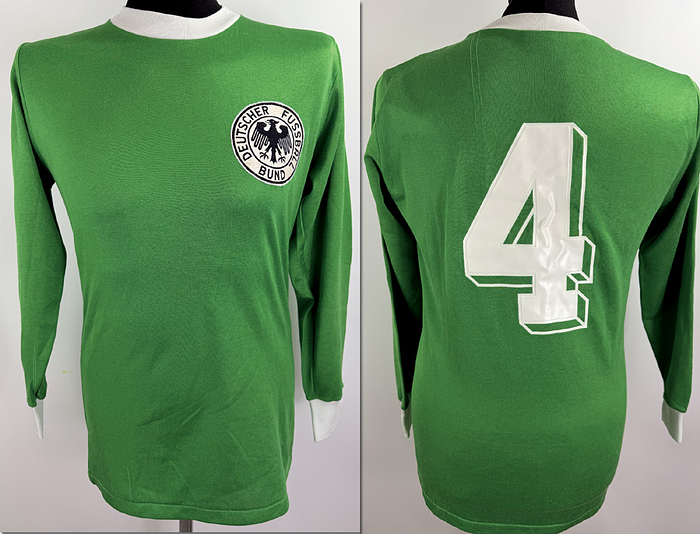 DFB - Trikot 1975  | Original match worn Deutschland  Spielertrikot mit der Nummer 4 von Georg Schwarzenbeck, aus dem Länderspiel gegen die Türkei am 20.12.1975 in Istanbul. Trikot stammt aus der Sammlung eines ehemaligen DFB-Betreuers. Status AAB.
