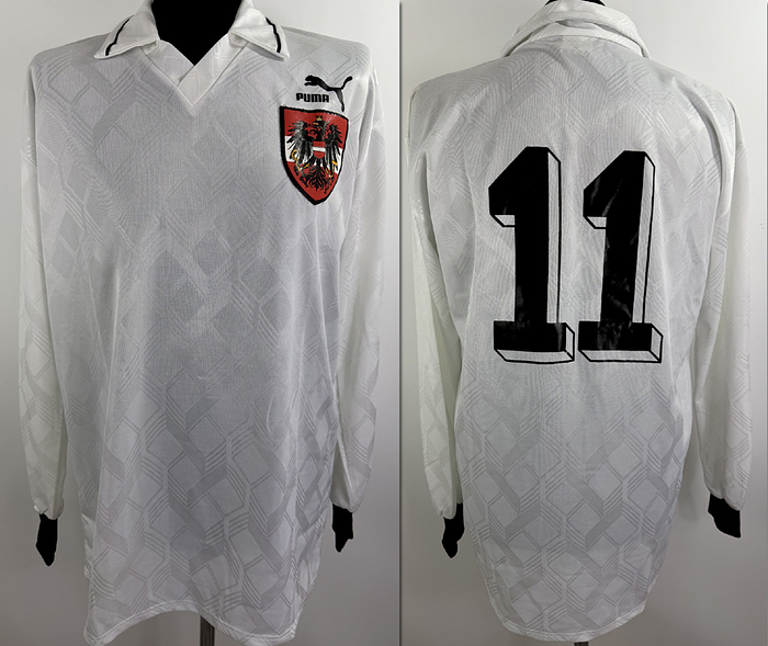 Österreich - Trikot 1992  | Original match worn Österreich Spielertrikot mit der Nummer 11 von Andreas Herzog. Getragen im Länderspiel gegen Deutschland am 18.11.1992 in Nürnberg.Status AAB  Die Mannschaften spielten Trauerflor zu Ehren von Ernst Happel, der am 14.11.1982 verstarb.