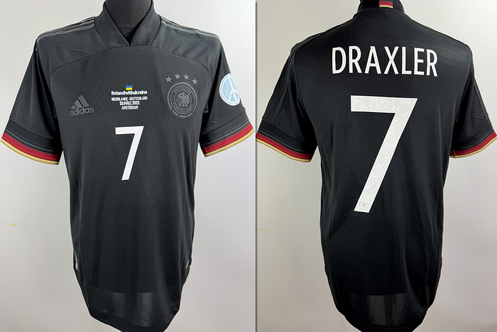 DFB-Trikot 2022  | Original match issued DFB Spielertrikot mit der Nummer 7. Getragen von Julian im Freundschaftsspiel Spiel gegen Niederlande am 29.03.2022 in Amsterdam.Trikot hat den Sonderprint "StandwithUkraine" um solidarität mit der Ukraine zu zeigen. Status: AAB.