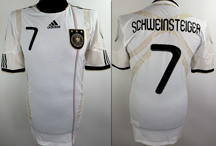 DFB - Trikot 2010  | Original match worn DFB Spielertrikot mit der Nummer 7 von Bastian Schweinsteiger.Getragen in einem Länderspiel im Jahr 2010.  Status: ABB.