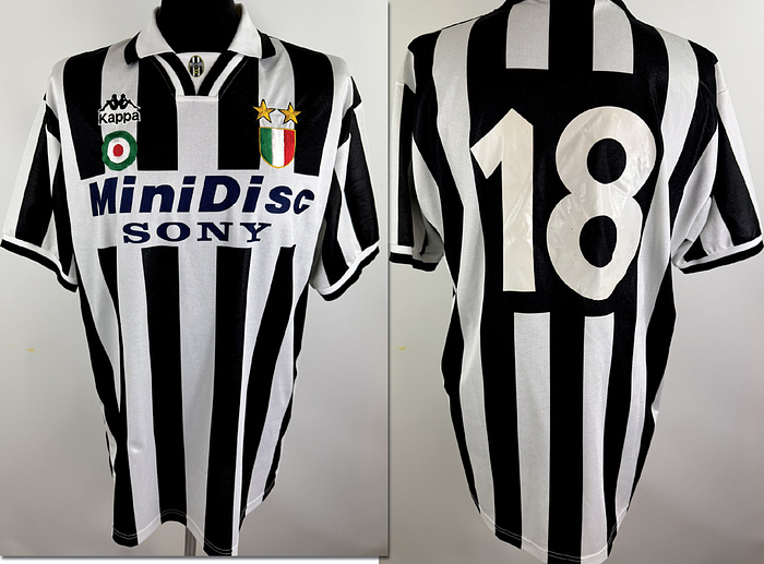  - Original match-worn Juventus Turin player jersey with the number 18. Worn by Angelo Di Livio in the 1995 season. Status ABC short-sleeved jersey; size XL; club crest and manufacturer's logo sewn on; sponsor logo laser-printed; player number rubberized; 100% polyester; Made in Italy. Condition: A-