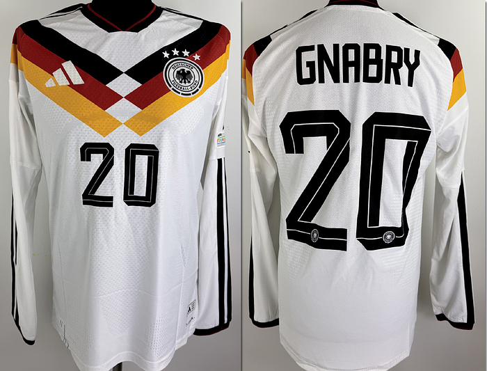 DFB  - Trikot 2025  | Original match issued DFB Spielertrikot mit der Nummer 20 von Serge Gnabry. Vorbereitet für das WM-2026 Qualifikationsspiel gegen die Slowakei am 17.11.2025 in Leipzig.Trikot stammt aus der Sammlung eines ehemaligen DFB-Mitarbeiters. Status: AAB.