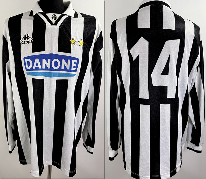 Turin, Juventus - Trikot 1995  | Original match worn Juventus Turin  Spielertrikot mit der Nummer 14. Getragen vom ehemaligen französischen Nationalspieler Didier Deschamps im Uefa-Cup Halbfinale 1995, Juventus Turin - Borussia Dortmund. Juventus Turin unterlag im Finale dem AC Parma. Tauschtrikot. Status AAA.