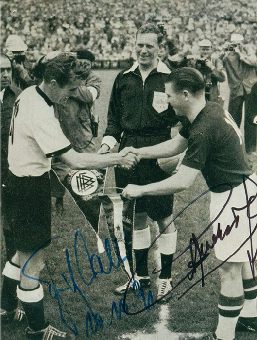  - Autograph Football Legends Puskas F.Walter: B/W Pressphoto of the final of the 1954 Football World Cup in Switzerland, Germany - Hungary (3:2) with the two captains Fritz Walter (1920-2002) and Ferenc Puskas (1927-2006). With the original signatures of both players, 20x15 cm. Condition: A