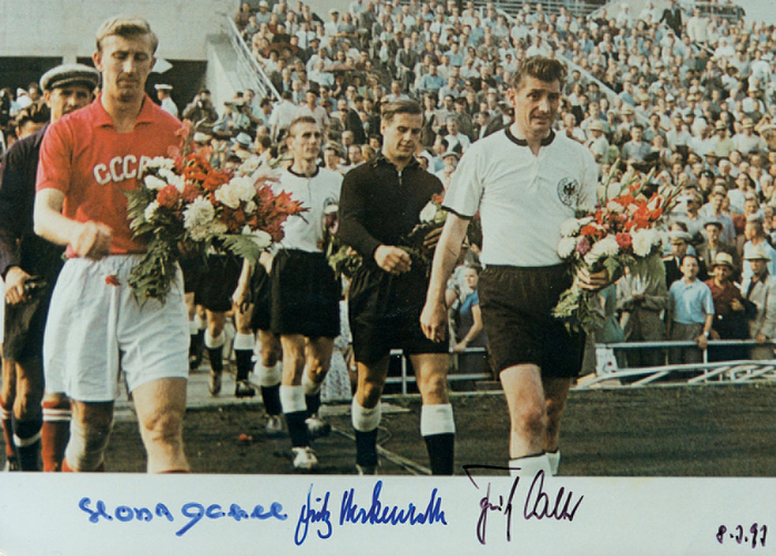 Nationalmannschaft 1955  | Farbreprofoto vom historischen Länderspiel UdSSR v Deutschland (3:2) am 21.8.1955 in Moskau. Mit original Signaturen der damaligen Spieler Fritz Walter, Fritz Herkenrath und Horst Eckel. 17,5x13 cm.