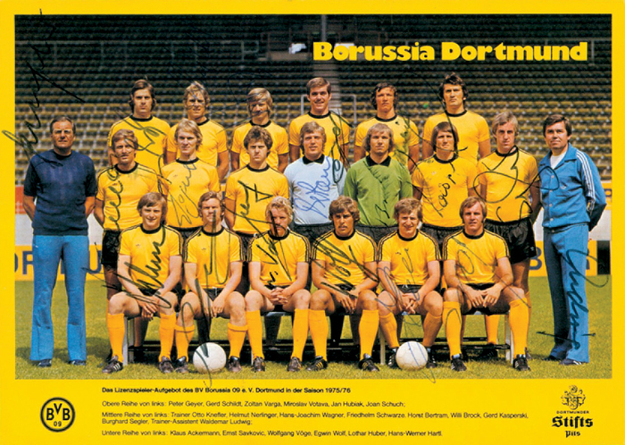 Dortmund,Borussia 1975  | Mannschaftspostkarte (Stifts Pils) Bundesligamannschaft 1975/76 von Borussia Dortmund mit 20 Originalsignatur.15x10,5 cm.