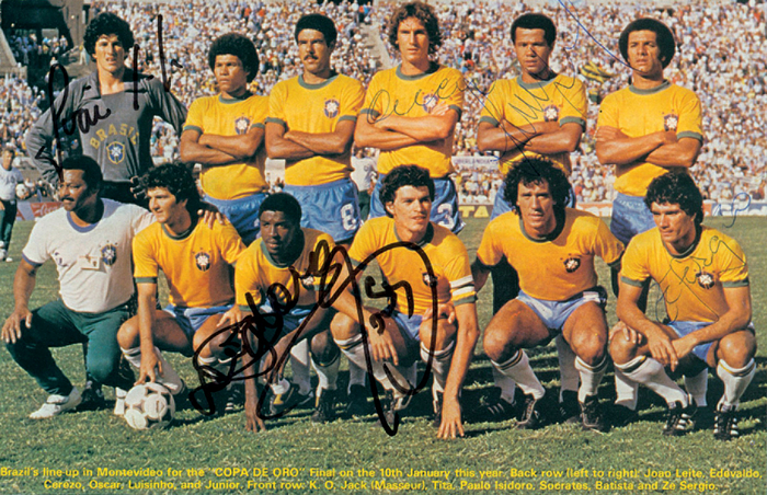  - Football Autograph Brazil 1981: Magazine photo of the Brazilian national team before the 1981 Copa del Oro final, with six original player signatures (Joas Leite, Oscar, Luizinho; Paulo Isidoro, Socrates (1954-2011) and Ze Sergio). 18 x 12 cm Condition: A-
