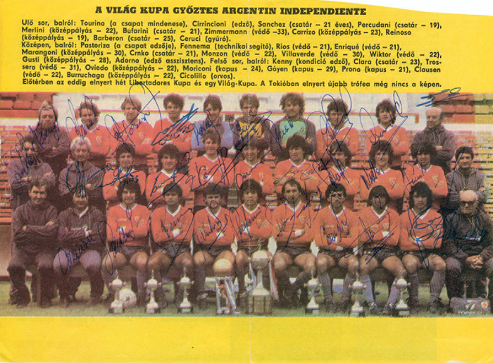 Independiente - 1984  | Farbmagzinfoto mit der Mannschaft von Independiente (Argentinien) ca. 1984 mit 31 original Signaturen der Spieler und Betreuer. Dabei der Fußball - Weltmeister 1978 Oviedo und die Nationalspieler Villaverde, Burruchaga u.a, 22x14,5 cm.