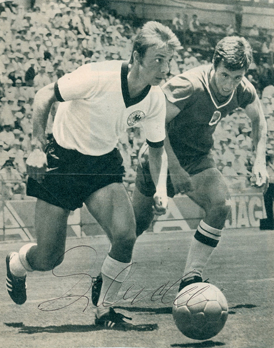 Libuda, Stan Reinhard  | (1943-1996) S/W-Magzinfoto mit Originalsignatur von Reinhard "Stan" Libuda. DFB-Nationalspieler des FC Schalke 04. 26 A-LS von 1963 bis 1971. 20,5x16,5 cm.