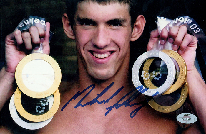  - Color photograph with original signature of Michael Phelps (USA). Sports superstar. He is considered the most versatile swimmer of our time and, with 28 Olympic medals, including 23 golds, is by far the most successful Olympian in history. Autographs are rare! 25x20 cm. With certificate of authenticity from "ACE". Condition: A
