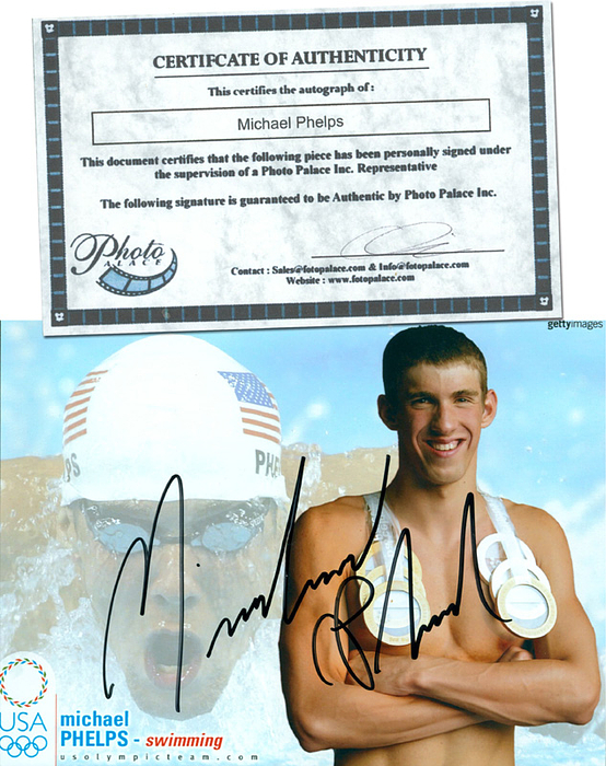  - Color photograph with original signature of Michael Phelps (USA). Sports superstar. He is considered the most versatile swimmer of our time and, with 28 Olympic medals, including 23 golds, is by far the most successful Olympian in history. Autographs are rare! 20x15 cm. With certificate of authenticity from "Photo Palace". Condition: A