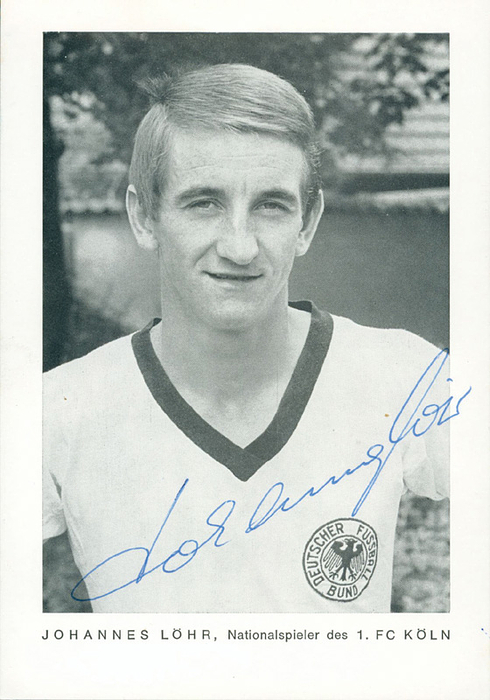 Löhr, Hannes  | (1942-2015) s/w-Autogrammkarte mit Originalsignatur von Johannes „Hannes“ Löhr. Deutscher Fußballspieler und -trainer. 1. FC Köln, 20 Länderspiele. Deutscher Meister 1978, Deutscher Vize-Meister 1965 u. 1973, DFB-Pokalsieger 1968, 1977 u. 1978 sowie als Trainer Bronzemedaille bei den Olympischen Spielen 1988. 15,8x10,6 cm.