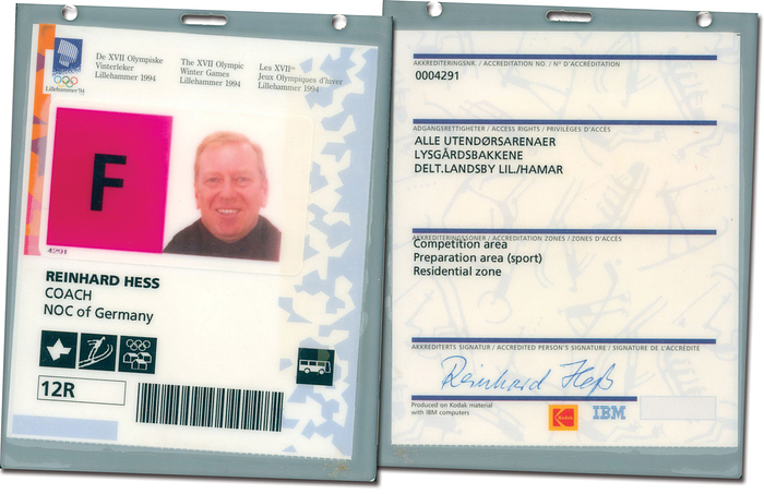 Ausweis OSW1994  | „Identity Card. The XVII Winter Games Lillehammer 1994“ mit Passfoto und original Signatur auf der Rückseite. Offizieller Olympiaausweis für den deutschen Skisprungtrainer Reinhard Heß (1945-2007) der von 1988 - 1990 die DDR Skispringer und von 1993 - 2003 die bundesdeutschen Skispringer betreute. Der Erfolgstrainer führte die deutschen Skispringen zu 6 Medaillen bei Olympischen Spielen- Kunstsoff, 14,5x12 cm.