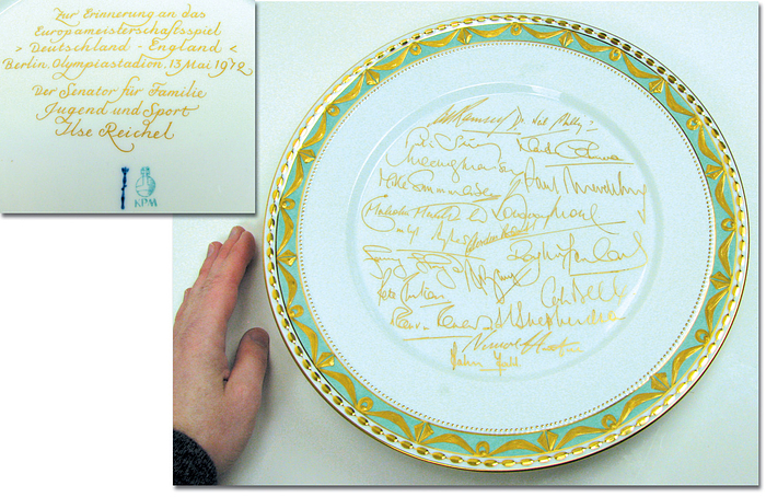 European Football Champ. 1972 commemorative plate - Large commemorative plate of the European championship 1972, with the signatures of the English players in gold, goldbronze band relief and beading. "Zur Erinnerung an das Europameisterschaftsspiel Deutschland - England, Berlin, Olypmiastadion, 13. Mai 1972" on the back, KPM stamp scepter and orb. Diameter 29 cm. Condition: A