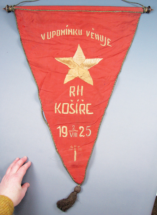 Prag Kosire - Spielwimpel 1925  | Original Spielwimpel der tschechischen Spitzenmannschaft der 1920er Jahre, Roter Stern Kosire Prag. Seidenbestickter Stern und Inschrift "Vupominku Venuje RH Kosire 2 VIII 1925". Mit Goldbrokatbordüre und Goldbrokatbommel. Messingstange mit zwei Holzkugeln. 70x53 cm.