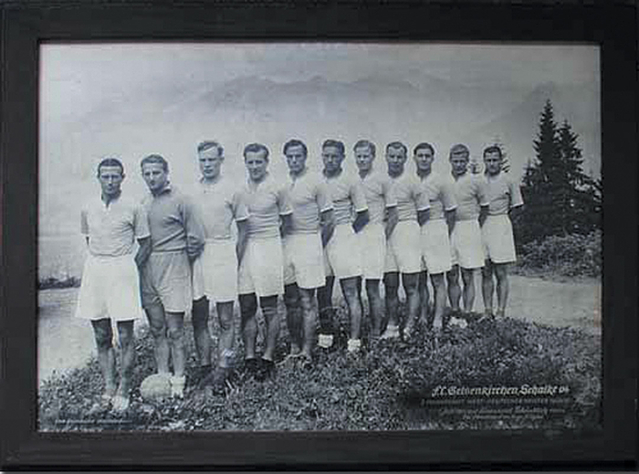  - FC Gelsenkirchen Schalke 04: large format original b/w photo of the 1951 team.  Framed behind glass in a wooden frame 52x44 cm,around 1970 The lettering on the photo are professionaly hand written and signed by the photograph  "Heimhuber, Oberstdorf".The photo is more than likely a unique item, size 77x57cm, Photos of this size were very rare in the 50s Condition: A