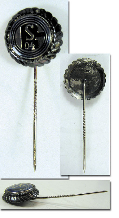 Schalke 04. rare gold Football pin approx. 1955 - Silver club emblem Schalke 04 with wreath of honour, approx.imately 1955. Large wreath of honour with inserted colour enamelled club emblem. Hallmarked (900er Silver), diameter 1.9 cm, height 0.5 cm. Very rare badge. Condition: A-