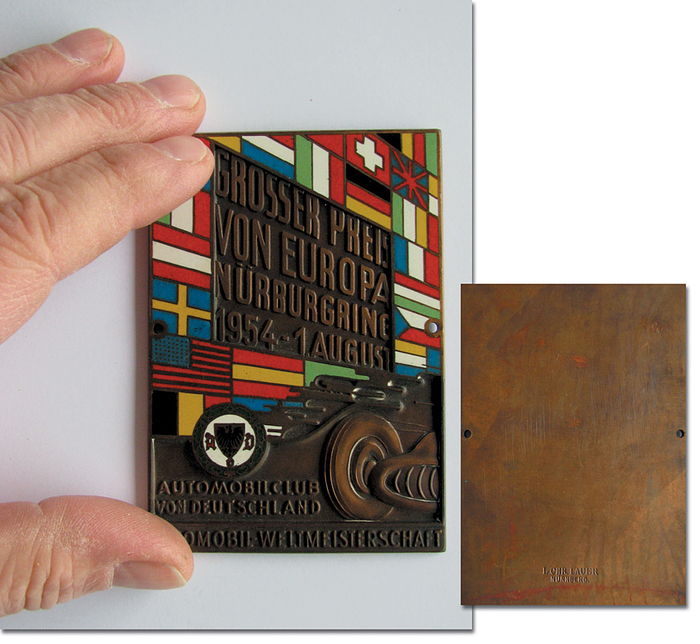 Autoplakette 1954  | Große Autoplakette "Grosser Preis von Europa Nürnburgring 1954 1.August. Automobil Weltmeisterschaften". Bronze, farbig emailliert. Hersteller: Ch. Lauer, München, 9,8x6,8 cm.