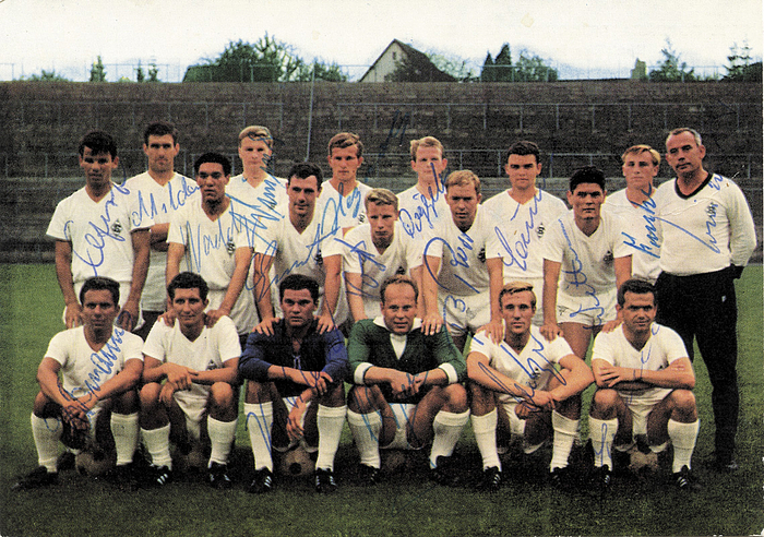 Mönchengladbach - 1965  | Farb-Mannschaftskarte Borussia Mönchengladbach "Bundesliga 1965/66 " Bergmann Sammelbild (Nr.23) fast komplett original signiert mit 18 Unterschriften unter anderem von Weisweiler (1919-1983), Egon Milder (1942-1975) Dietrich, Wittmann, Netzer, Vogts; Funke etc., 15x10,5 cm.