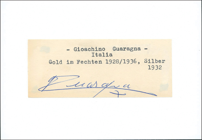 Guaragna, Gioacchino  | (1908-1971) Blancobeleg mit original Signatur von Gioacchino Guaragna (ITA). 3fscher Medaillengewinner bei Olympischen Spielen in der Mannschaft: Gold 1928 Florett, Silber 1932 Florett + Säbel. Aufmontiert auf Karteikarte, 14,5x10,5 cm
