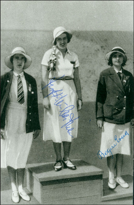 Bogen / Preis  | S/W-Reprofoto mit den Originalsignaturen der ungarischen Bronzemedaillengewinner im Fechten bei den Olympischen Spielen 1932 Erna Bogen (1906-2002; HUN) und der Goldmedaillengewinner Ellen Preis (1912-2007; AUT). 14x9 cm.