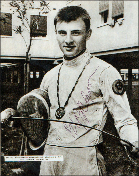 Schdanowitsch (Zdanovich), Wiktor  | S/W-Reprofoto mit original Signatur von Wiktor Schdanowitsch (URS). 3facher Goldemedaillengeinner im Fechten 1960 + 1964 (Einzel + 2x Team Florett). 13x10 cm