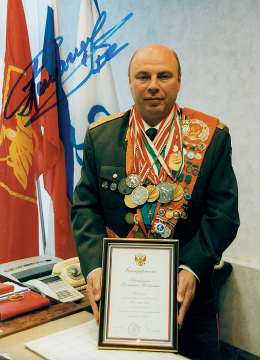 Romanow, Leonid  | Großes Farbfoto mit riginal Signatur von Leonid Romanow (URS). Silbermedaille bei den Olympischen Spielen im Fechten Florett Mannschaft. 2facher Weltmeister, 20x15 cm