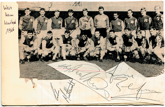 Autograph Postcard football 1965. West Ham United - Postcard with 20 original signatures of West Ham Unitied players approx. 1965. Among them Bobby Moore, Geoff Hurst, Martin Peters, 15x10.5 cm. These autographs were collected by a German journalist in Germany 1965. Condition: A-B