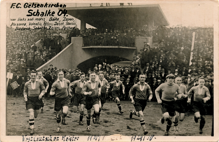Schalke 04 - Postkarte 29  | S/W-Postkarte „F.C. Gelsenkirchen - Schalke 04" mit den Namen der Spieler. Handschriflich auf der Karte "1929 - 1930", Karte aus der Saison 1929/30. "Foto-Brosch", 13,5x9 cm.