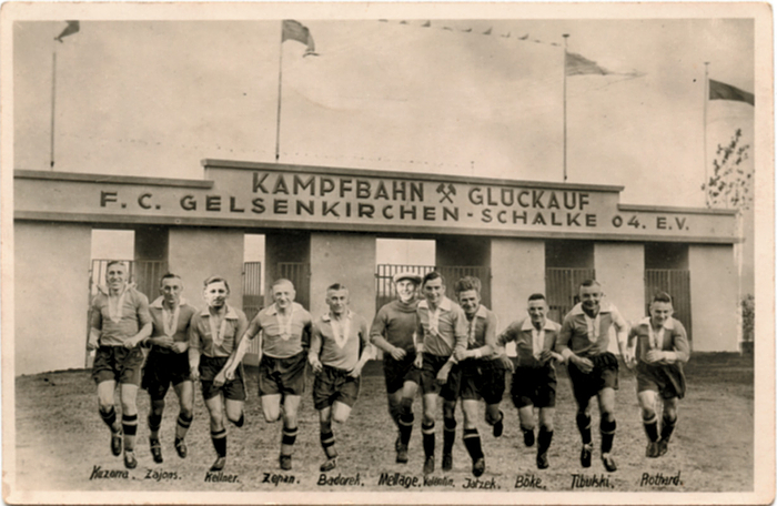Schalke 04 - Postkarte 29  | s/w-Postkarte aus dem Jahre 1928 mit der "Kampfbahn Glückauf" und der Mannschaft von Schalke 04,  14x9 cm.