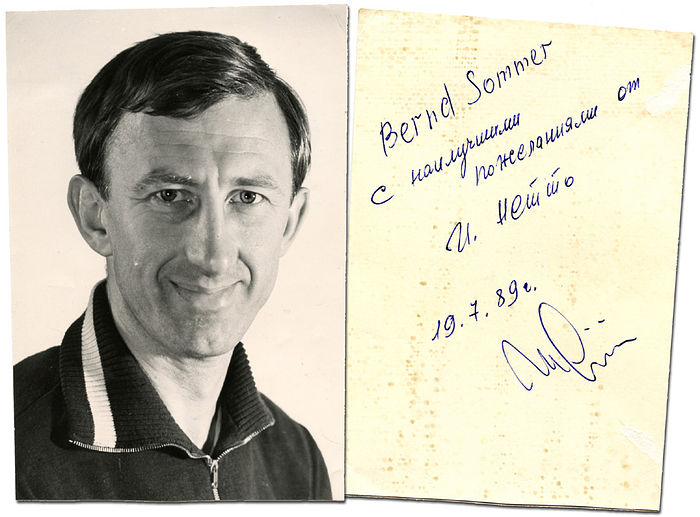 Netto, Igor  | (1930-1999) S/W-Pressefoto mit Widmung und Originalsignatur von Igor Netto auf der Rückseite vom 19.7. 1989. Verstorbener 57-facher russischer Nationalspieler, Fußball-Europameister 1960 und Olympiasieger 1956, 15x0,5 cm.