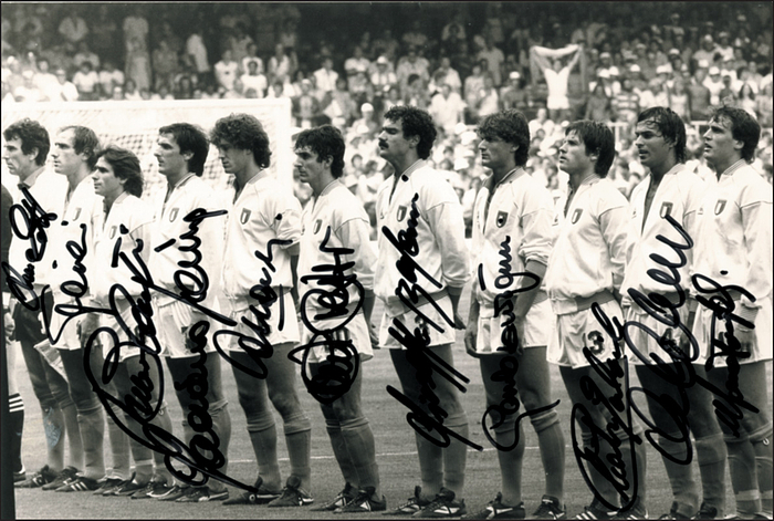  - World Cup 1982 Pressphoto. Complete Team Italy Black-and-white press photo "World Champion Italy 1982", taken at the final; complete with eleven signatures. 22x16.5 cm. Condition: A-