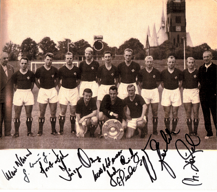 HSV 1960  | S/W-Reprofoto "Hamburger SV Meistermannschaft 1960" mit 9 Originalsignaturen der Spieler. 23x21cm.