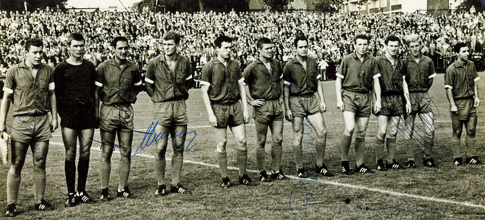 Schalke 04 - 1967  | s/w Mannschafts-Reprofoto Schalke 04 von 1967 mit den Originalsignaturen von 6 Spielern. 22,9x12,7 cm.