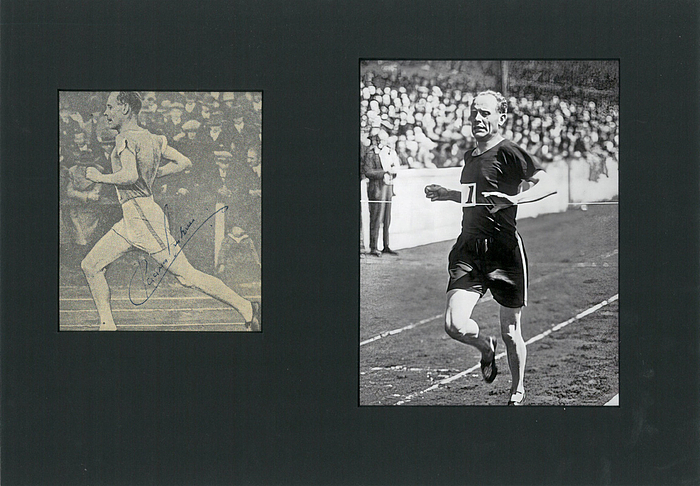 Nurmi, Paavo  | (1897-1973) S/W-Reprototo mit Originalsignatur von Paavo Nurmi (FIN). Finnischer Lauflegende und einer der bedeutendsten Athleten überhaupt. 9-facher Olympiasieger und 3-facher Olympiazweiter 1920 - 1928.  10,5x9 cm. Dabei S/W-Reprofoto (15,5x13 cm). Beides unter einem schwarzem Passepartout, 29x21 cm