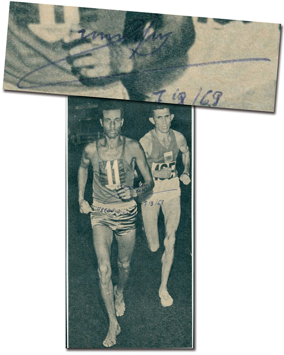 Bikila, Abebe  | (1932-1973) Blancobeleg mit Originalsignatur von  Abebe Bikila. Äthiopischer Marathonläufer. Olympiasieger 1960+1964 im Marathonlauf. 13,4x6,4 cm.
